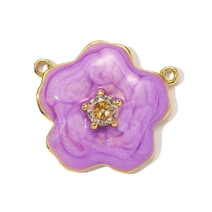 Detail van bloemvormige hanger met paars emaille en goudkleurige koperen rand