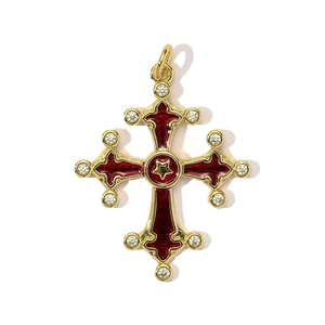 Colgante cruz gótica vintage con esmalte rojo chapado en oro y circón en fondo blanco