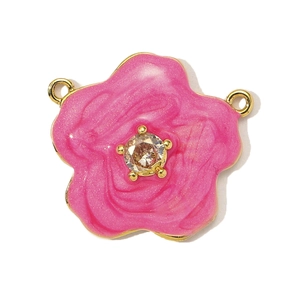 Macro detail van een roze emaille bloemenhanger met sprankelende zirkoon en goud plating