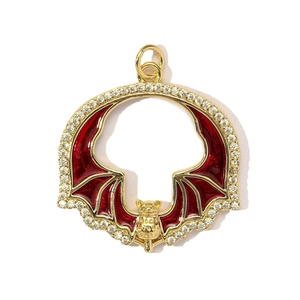 Detalle del colgante de murciélago gótico dorado con esmalte rojo y círculo de circón