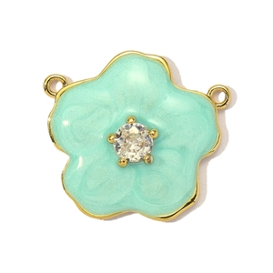 Macro-opname van muntgroene emaille bloemhanger met zirkonia en gouden plating