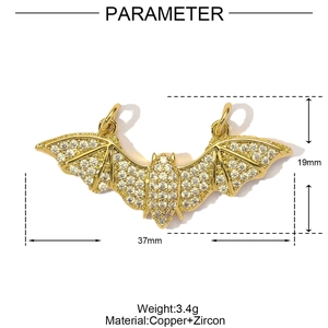 Detalle del colgante de murciélago dorado con circonitas y dimensiones de 37x19mm