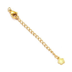 Détail de la chaîne d'extension en acier doré avec fermoir mousqueton et pendentif fleur