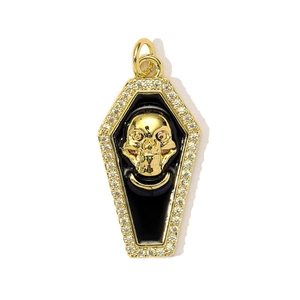 Detalle de colgante de ataúd gótico con calavera de esmalte negro y circonitas