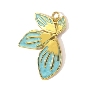 Macro-opname van drie blauwe emaille esdoornbladhangers met gouden montuur voor DIY-sieraden