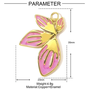 Roze emaille blad hanger afmetingen 35mm bij 23mm met koper en goud plating