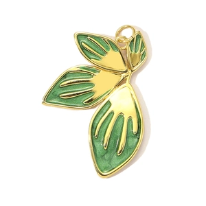 Detailweergave van de bladbedel met groen email en verguld koper voor DIY-sieraden