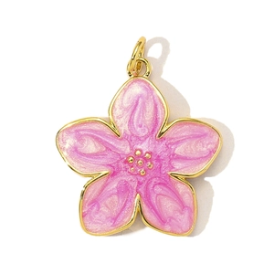 Macro-opname van bloemenhanger met roze emaille bloembladen en vergulde kralendetails