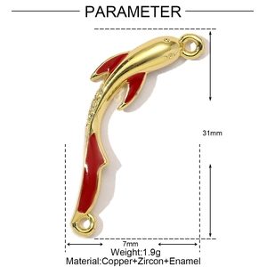 Makro-Detail eines 31mm Gold-Koi-Anhängers mit roter Emaille und Zirkonia-Akzenten