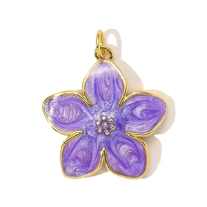 Detailopname van paarse emaille bloemenhanger met gouden randen en details