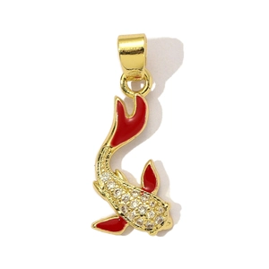Detailaufnahme eines Koi-Anhängers mit Goldplattierung, rotem Emaille und Zirkonia-Steinen