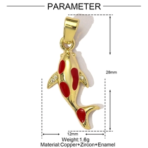 Makro-Detail des vergoldeten Koi-Anhängers mit roter Emaille und Zirkonia-Flosseneinlage