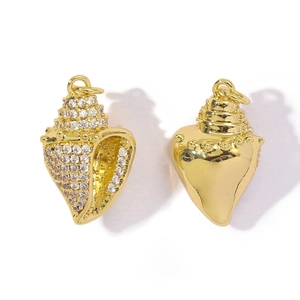 Goldene Seeschnecken-Anhänger mit weißen Zirkonia-Steinen und glänzend polierter Oberfläche