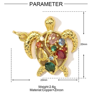 Detailansicht eines 23x20mm Gold-Schildkrötenanhängers mit bunten Zirkoniasteinen
