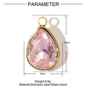Vue macro du pendentif goutte en verre rose de 13mm avec monture en acier doré