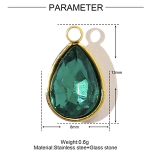 Vue détaillée du pendentif larme en cristal vert 13x8mm avec cadre en acier doré