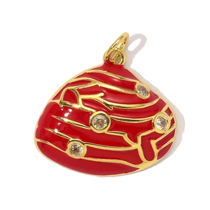 Detailaufnahme des Koi-Anhängers mit roter Emaille und goldenem Netzmuster-Inlay
