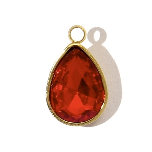 Vue détaillée du pendentif en cristal rouge goutte avec sertissage en acier inoxydable doré