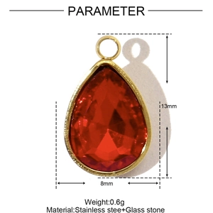 Détail macro d'un pendentif coeur en verre avec dimensions de 13 mm de haut et 8 mm de large