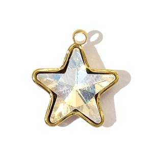 Gros plan d'un pendentif étoile en cristal avec placage or et effet aurore boréale