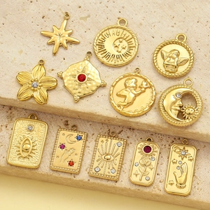 Goldene Tarot-Engel-Stern-Anhänger aus Edelstahl, präsentiert auf einem Steinsockel