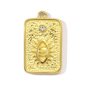 Detailansicht goldener Tarot-Anhänger mit Hammerschlag-Textur und glänzendem Zirkon