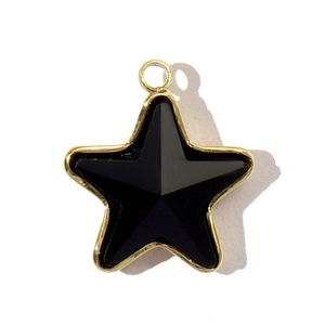 Détail du pendentif en forme d'étoile avec pierre noire facettée et bordure dorée