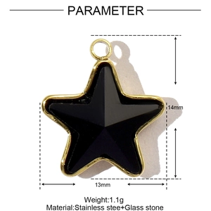 Détail du pendentif étoile en verre noir 13x14mm avec bordure en acier doré