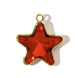 Détail d'un pendentif étoile en cristal rouge avec monture en acier doré brillant