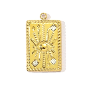 Makro-Detail des goldenen Tarotkarten-Anhängers mit bösem Blick und Zirkoniasteinen