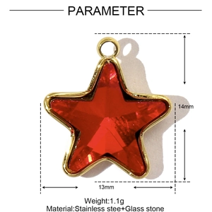 Vue détaillée du pendentif étoile en verre rouge avec bord doré en acier inoxydable