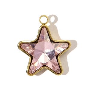 Vue détaillée d'un pendentif étoile en cristal rose avec cadre en acier inoxydable doré