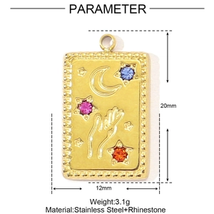 Detailansicht des goldenen Tarot-Anhängers mit Mond-Stern-Motiv und bunten Strasssteinen