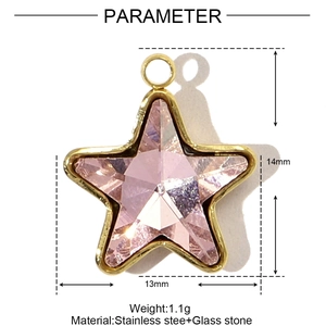 Détail d'un pendentif étoile en verre rose avec bordure en acier inoxydable doré