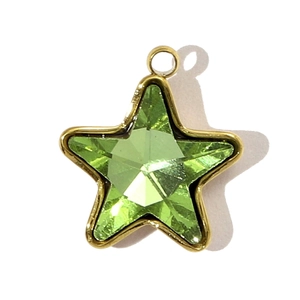 Détail du pendentif étoile en cristal vert avec cadre en acier inoxydable doré