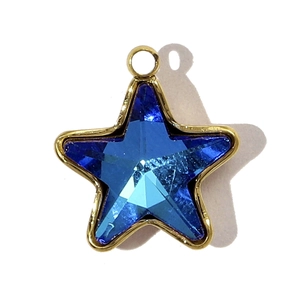 Vue détaillée d'un pendentif étoile doré avec du verre de cristal bleu transparent