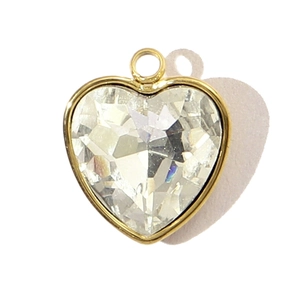 Vue détaillée d'un pendentif cœur en cristal facetté avec un cadre en acier doré poli