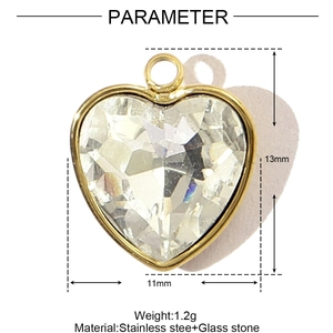 Détail du pendentif cœur en verre de 13mm avec cadre doré en acier inoxydable