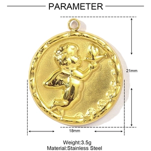 Detailansicht der Parameter für den goldenen Engel-Anhänger aus Edelstahl mit Maßen