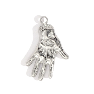 Dettaglio del ciondolo Mano di Fatima in argento con strass lucido su sfondo bianco