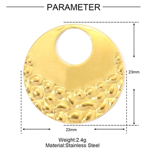 Detail of 23mm golden stainless steel round pendant with hammered texture and dimensions