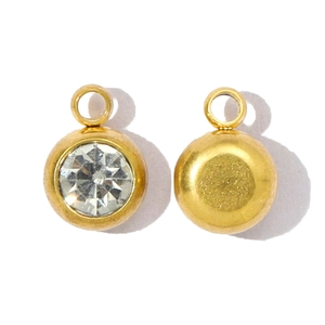 Détails recto et verso d'un pendentif pierre de naissance doré avec cristal clair