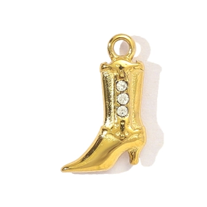 Dettaglio di un ciondolo a forma di stivale da cowboy dorato con tre strass scintillanti