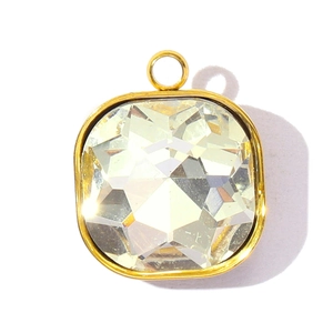 Gros plan du pendentif cube en cristal avec monture en acier inoxydable doré brillant