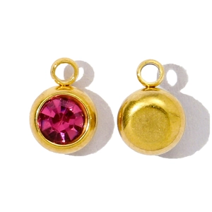 Pendentif rond en acier titane avec pierre rose et finition dorée sur fond blanc