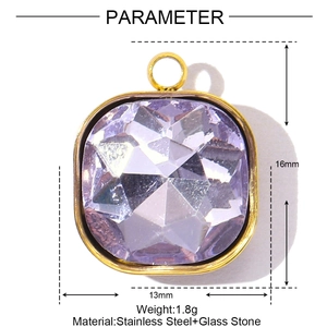Détail macro du pendentif en cristal violet avec cadre 16x13mm en acier doré