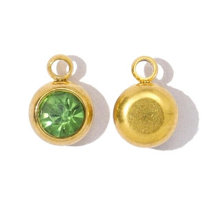 Détail de l'avant et de l'arrière d'un pendentif en acier titane doré avec pierre verte