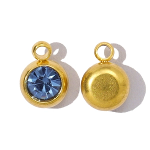 Vue détaillée avant et arrière de pendentifs en acier titane doré avec cristal bleu