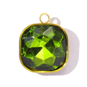 Détail macro du pendentif en cristal vert carré avec verre facetté et cadre en acier