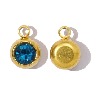 Vue avant et arrière du pendentif rond en acier doré avec cristal de pierre de naissance bleu